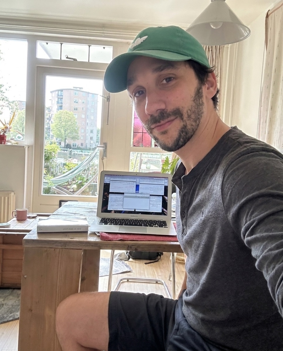 Ismaël, à son bureau
