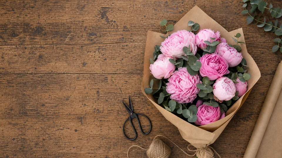 Miniature YouTube 16:9 recomposée par l'IA d'images : le bouquet de pivoines, la scène réarrangée au format