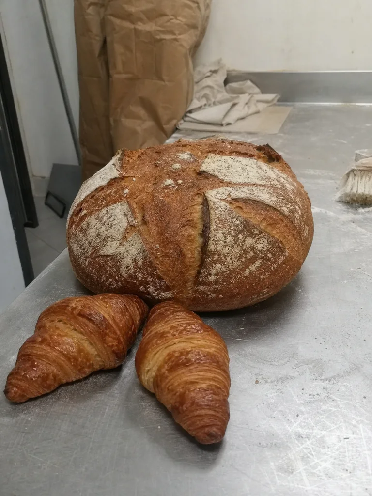 Ta miche et tes croissants, pris au téléphone au fournil, sous le néon, sur l'inox du plan de travail