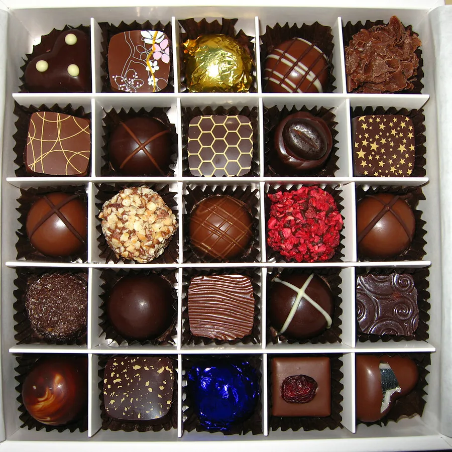 Ton objet&nbsp;: une boîte de chocolats vue du dessus, photo brute