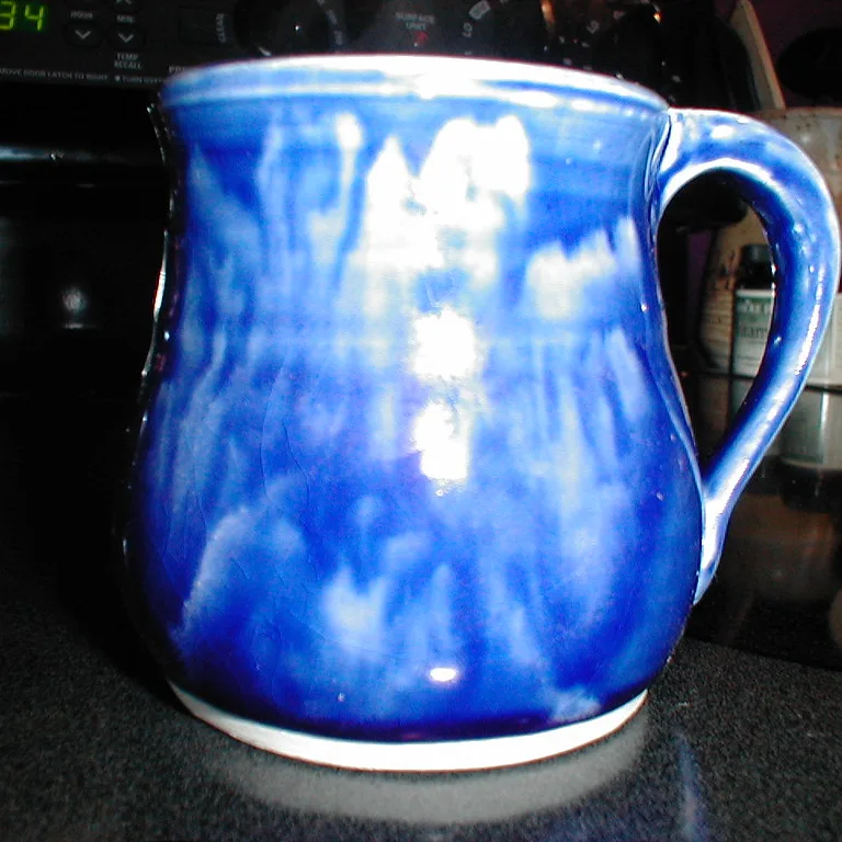 Ton objet&nbsp;: une tasse en céramique bleue, photo brute