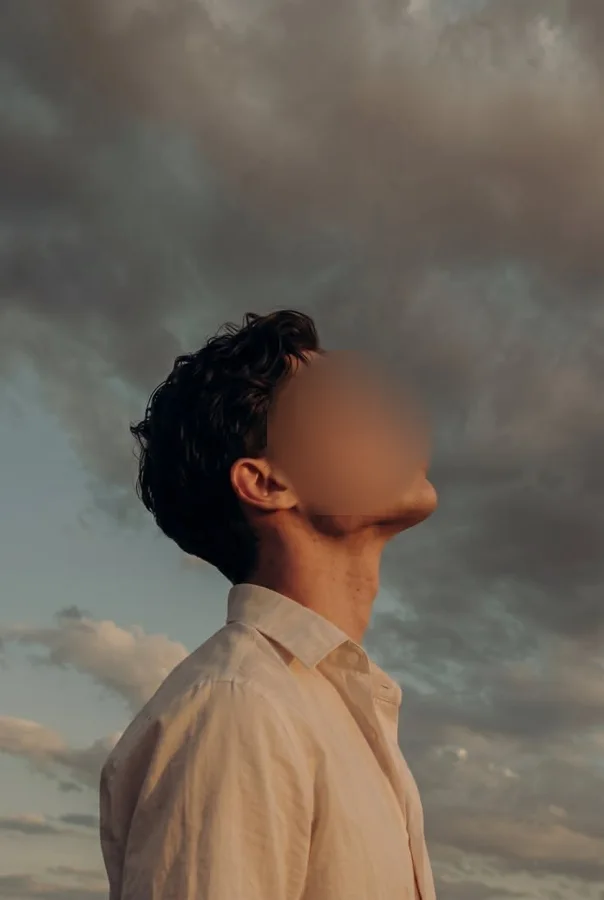 Une scène de la bibliothèque, visage flouté