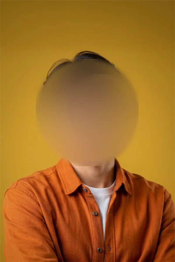 La scène&nbsp;: un portrait sur fond jaune, visage flouté