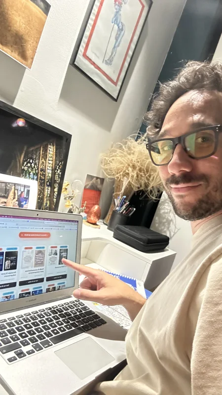 Ma photo de départ&nbsp;: assis à mon bureau, lunettes, devant l'ordinateur