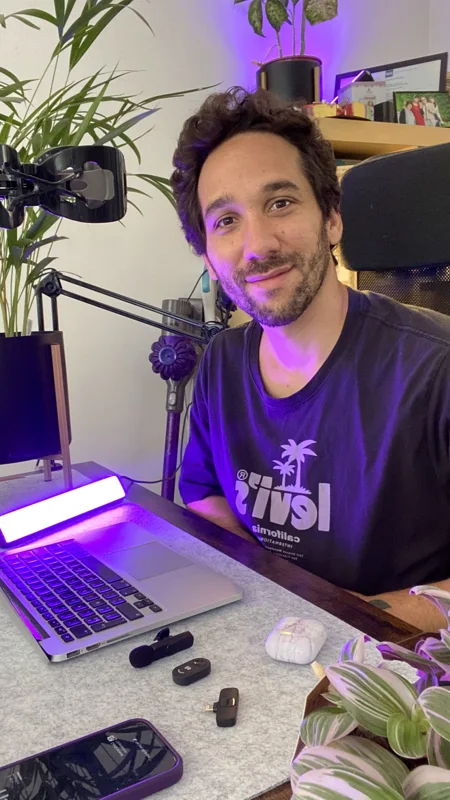 Ma photo de départ&nbsp;: à mon bureau, t-shirt imprimé, lumière violette