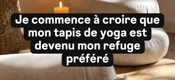 Le texte en écriture Strong : lettres grasses sur une pastille sombre, sur la photo d'une salle de yoga