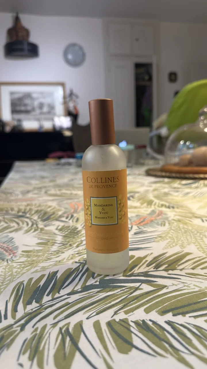 Ma photo de départ : le flacon Mandarine et Yuzu posé sur une nappe à palmes, chez moi