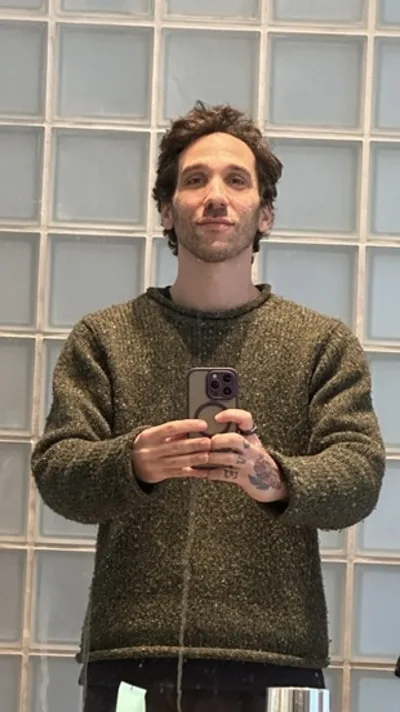 Ma photo de départ : selfie au miroir chez moi, pull vert, le téléphone devant moi