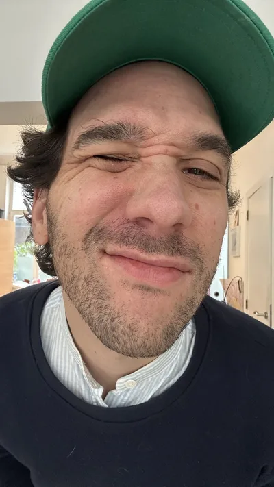 Ma photo de départ : gros plan, un clin d'œil, casquette verte