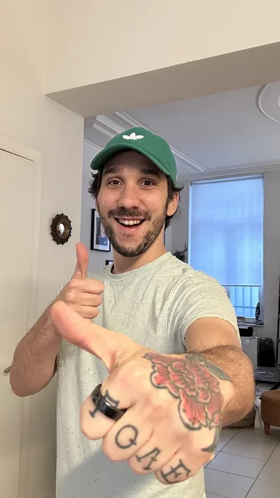 Ma photo de départ : chez moi, t-shirt gris, casquette verte, le pouce levé vers l'objectif