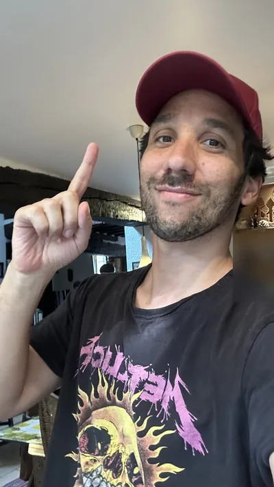 Ma photo de départ&nbsp;: un selfie chez moi, casquette rouge, le doigt levé