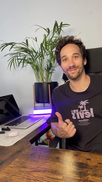 Ma photo de départ : assis à mon bureau, t-shirt imprimé, le pouce levé