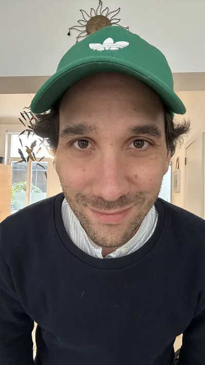 Ma photo de départ : gros plan chez moi, casquette verte, pull marine